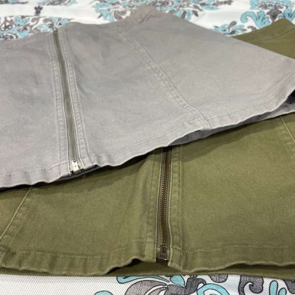 (2) Forever21 Cotton Pleated Mini Skirts - Picture 6 of 9